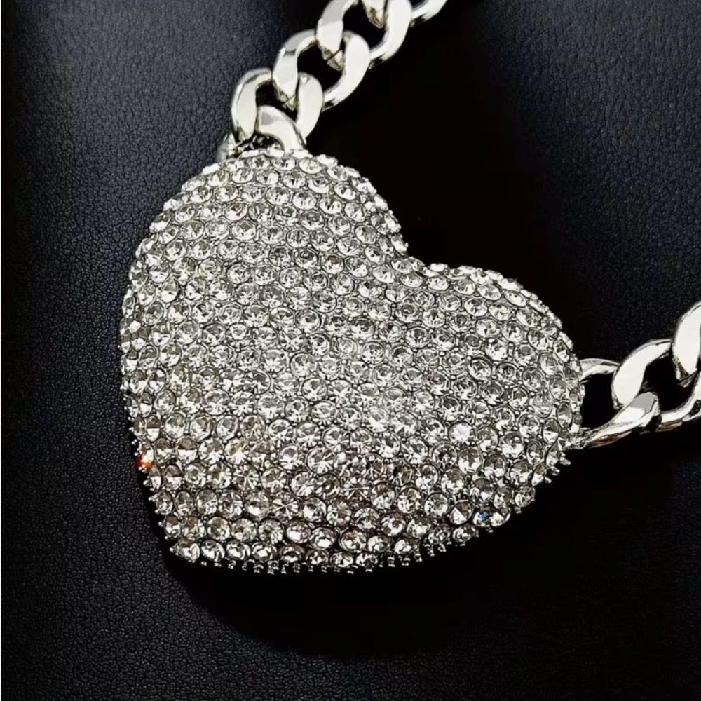 🩶 NEW Sparkling Silver Heart Necklace With stunning Crystal Embellishments 🩶 - Picture 4 of 6